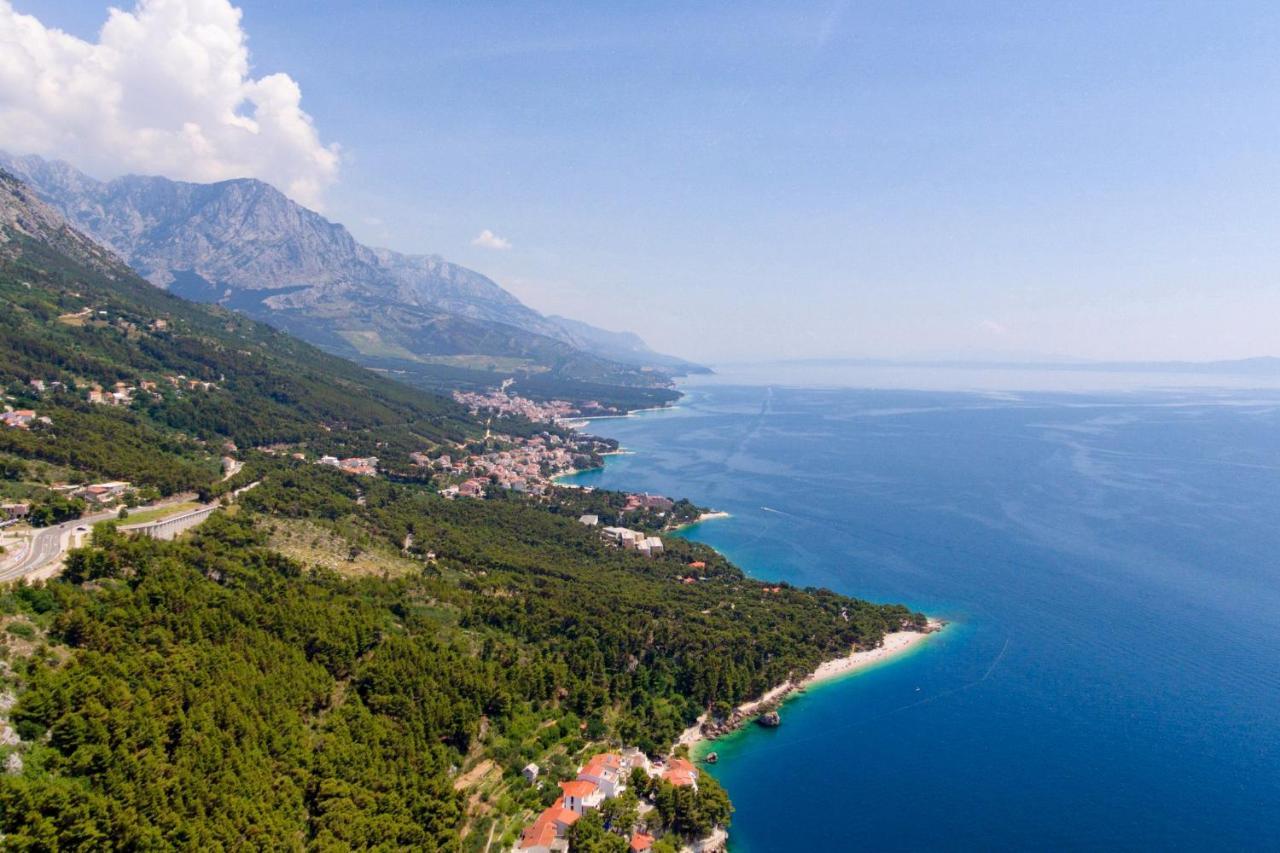 Apartments with a parking space Brela, Makarska - 6043 Bagian luar foto